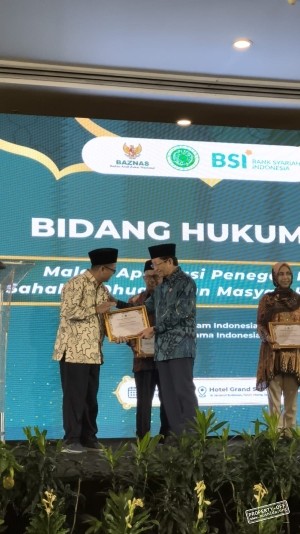 Dudung Amadung Abdullah Raih Penghargaan MUI