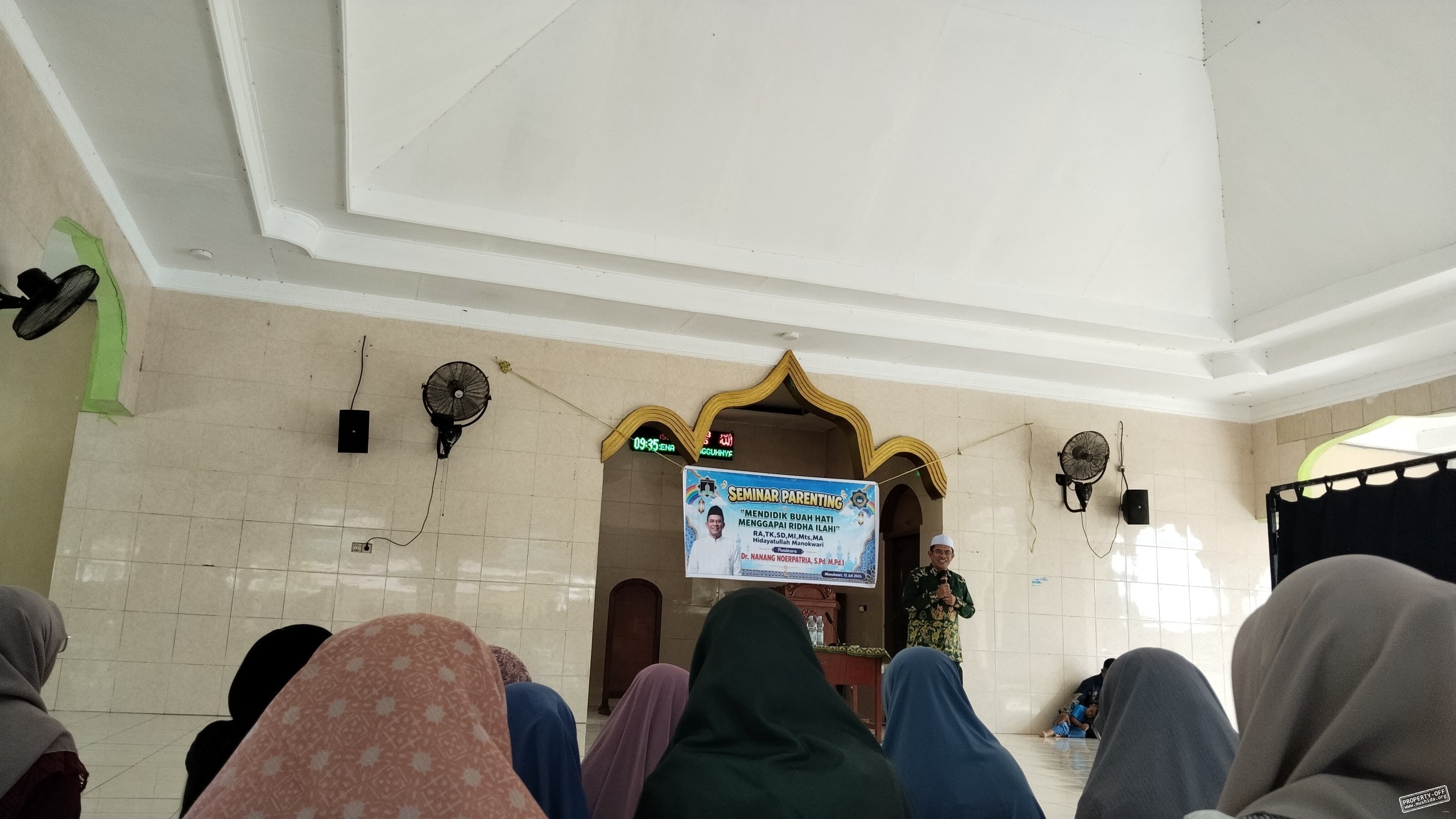 Seminar Parenting Hidayatullah Manokwari Perkuat Sinergi Orang Tua dan Sekolah dalam Mendidik Generasi Saleh