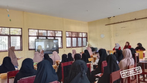 English Meeting Muslimat Hidayatullah Parepare: Asah Kemampuan Bahasa Internasional Santri