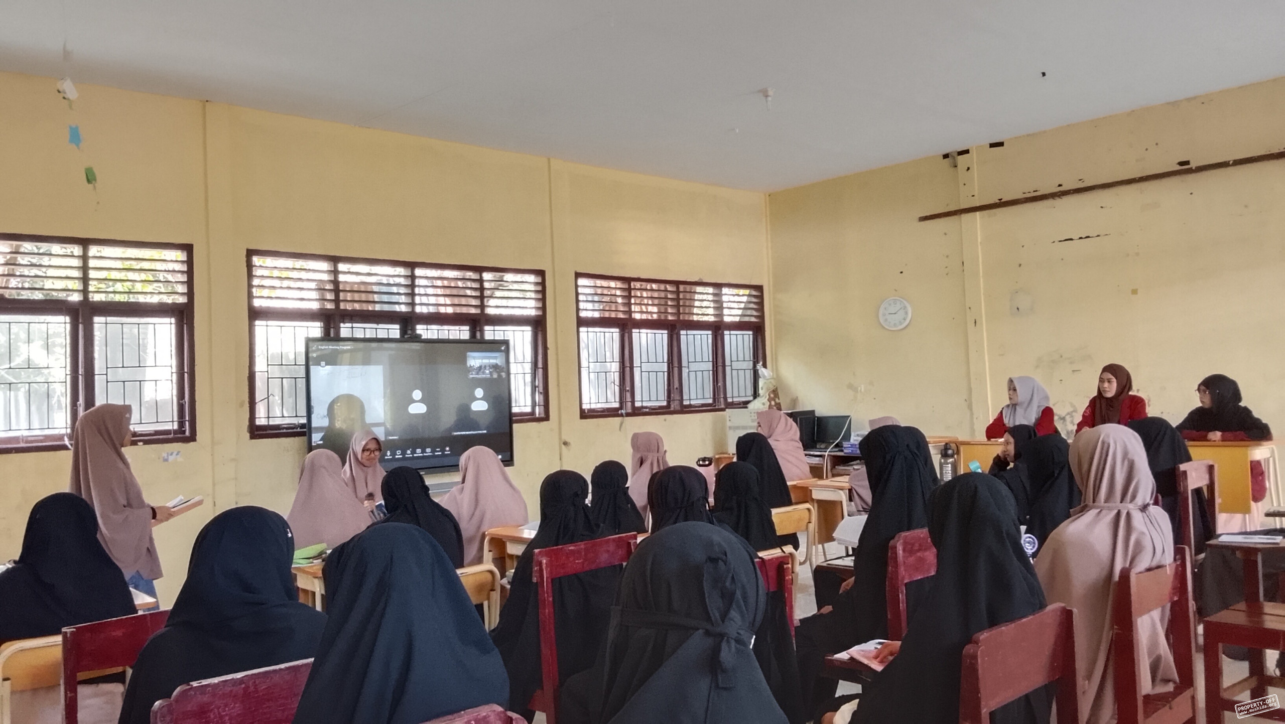 English Meeting Muslimat Hidayatullah Parepare: Asah Kemampuan Bahasa Internasional Santri