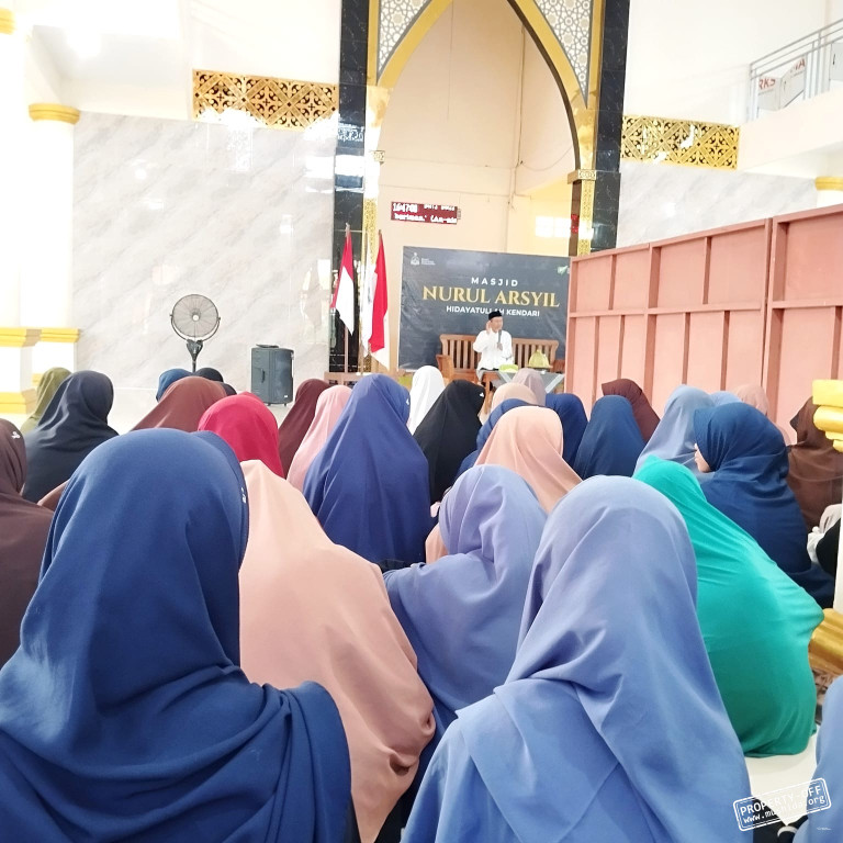 Pengajian Umum Muslimat Hidayatullah Kendari Tegaskan Hidup Mulia Bersama Al-Qur’an