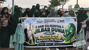 Muslimat Hidayatullah Batam Semarakkan HSJD melalui Aksi Berbagi Pakaian Muslimah