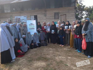 Peringati HSJD, Muslimat Hidayatullah Konawe Berbagi Hijab Bagi Masyarakat Sekitar