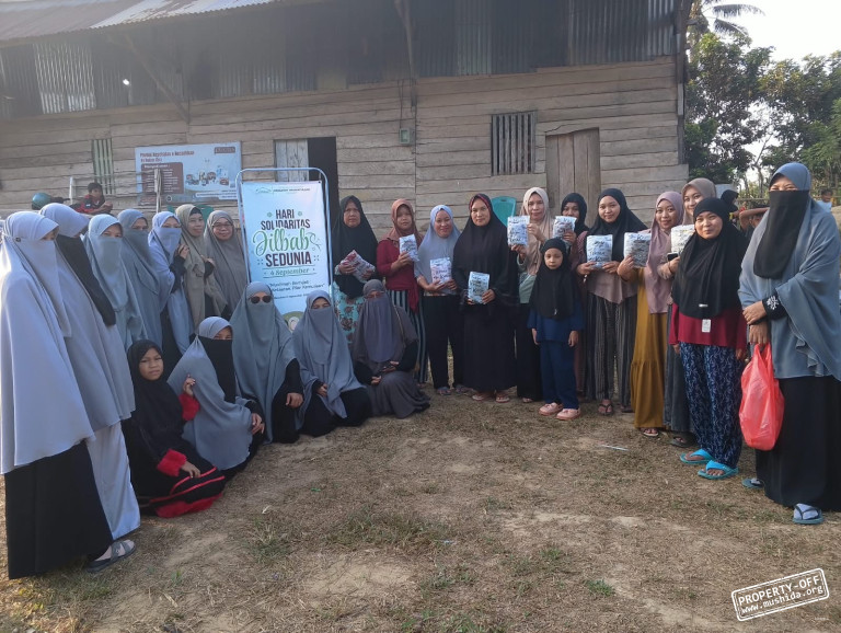 Peringati HSJD, Muslimat Hidayatullah Konawe Berbagi Hijab Bagi Masyarakat Sekitar