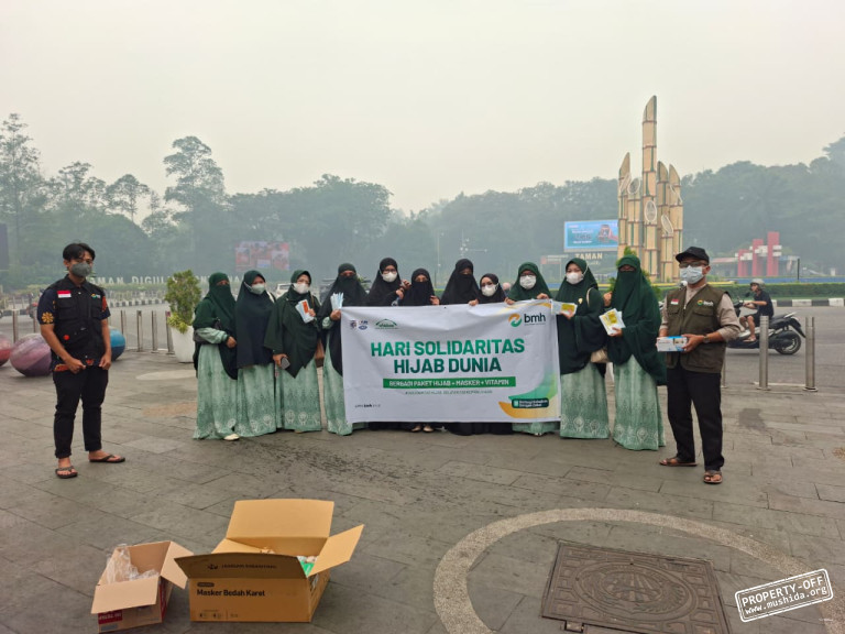 PW Mushida Kalimantan Barat Bersinergi dengan Laznaz BMH Bagikan Hijab, Masker, dan Vitamin di Tengah Karhutla
