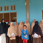 Mushida Sanggau Salurkan Hijab dan Sedekah Jumat Pada Momen HSJD