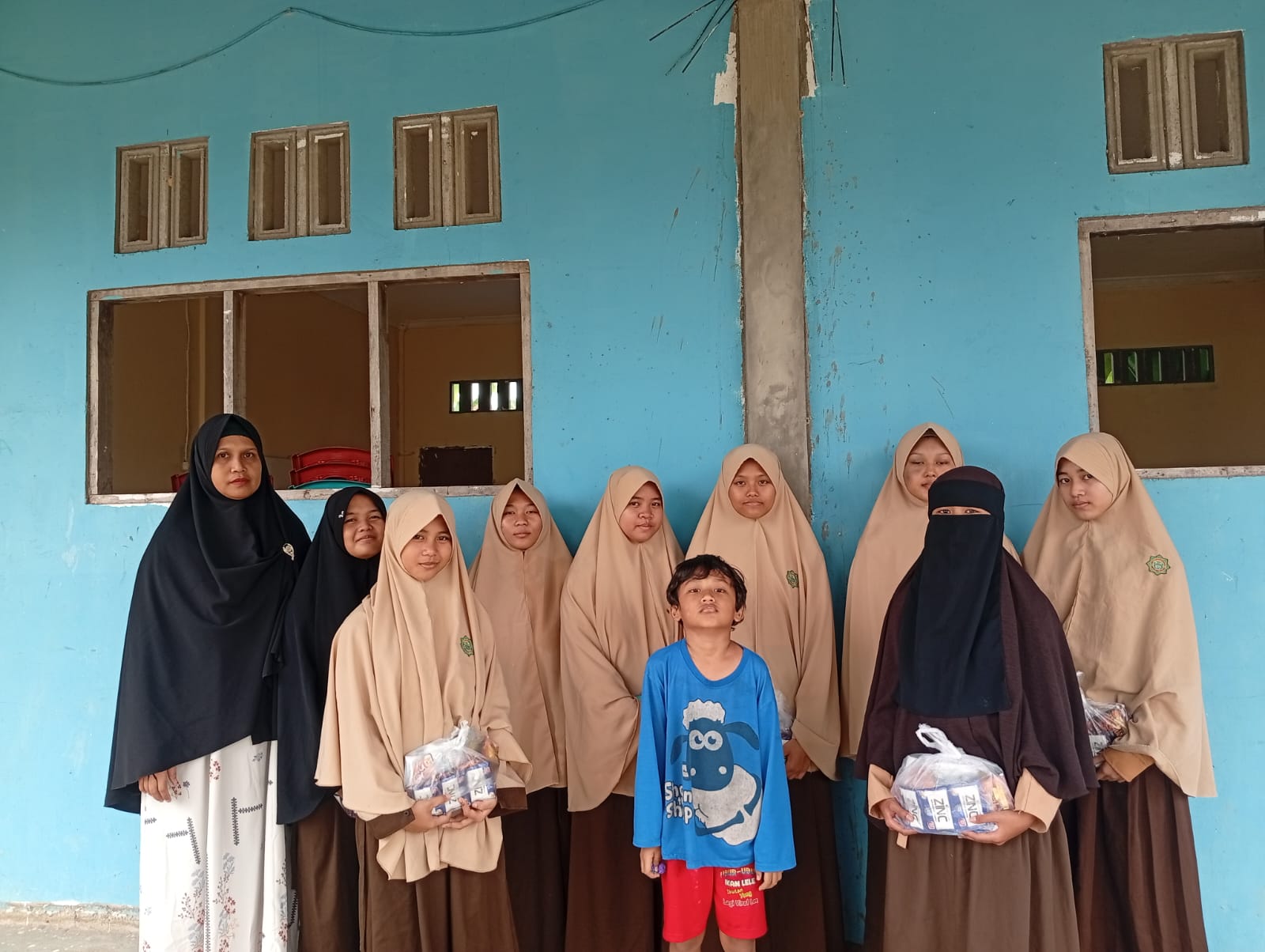 Mushida Sanggau Salurkan Hijab dan Sedekah Jumat Pada Momen HSJD
