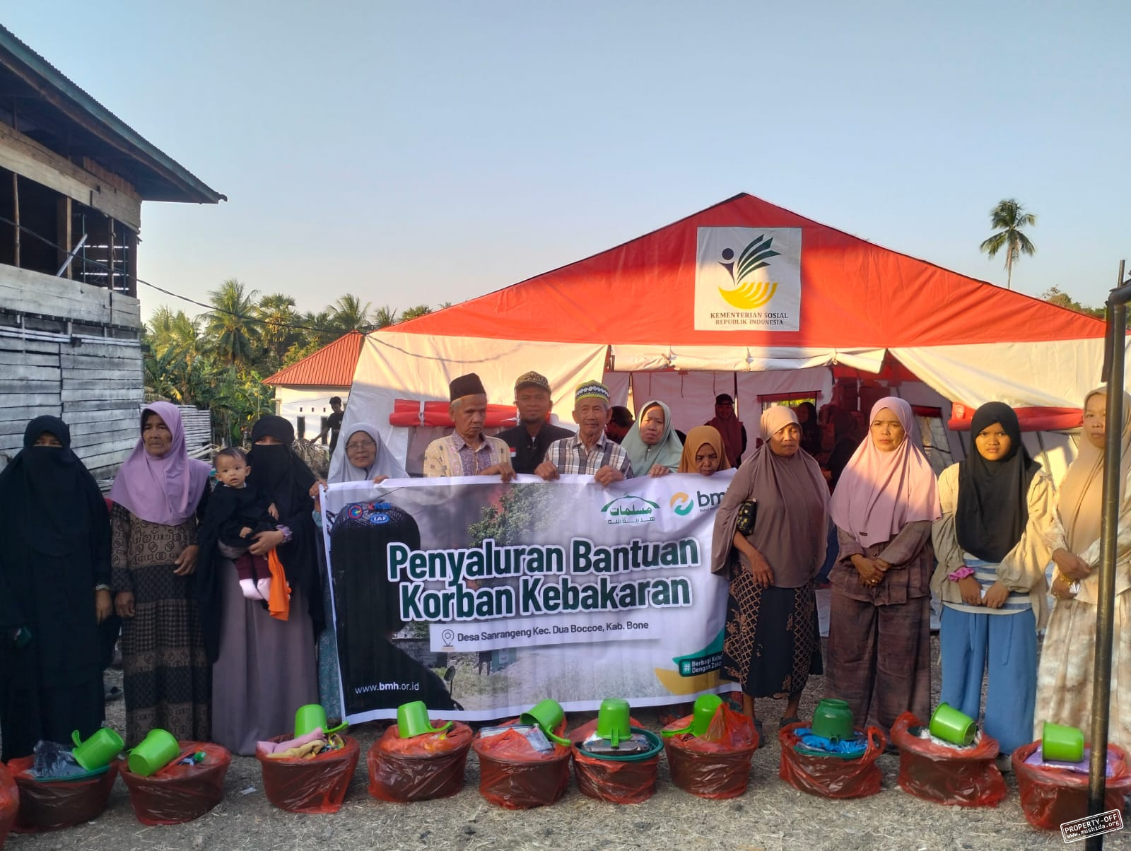 Muslimat Hidayatullah Bone dan Laznaz BMH Salurkan Bantuan Untuk Korban Kebakaran