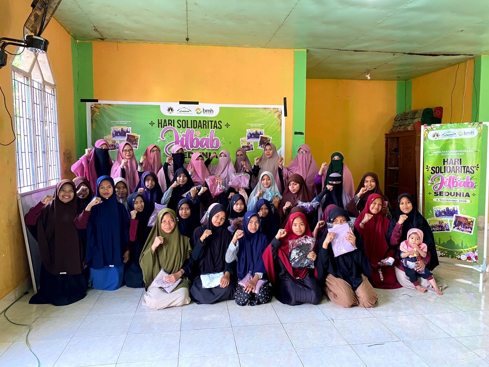 Peringati HSJD, Muslimat Hidayatullah Baubau Salurkan Hijab Untuk Warga Sekitar