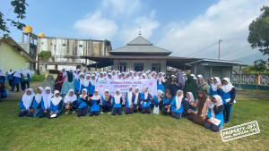 Mushida Maluku Utara Tanamkan Semangat Berhijab Kepada Ratusan Siswi SMPN 3 Ternate