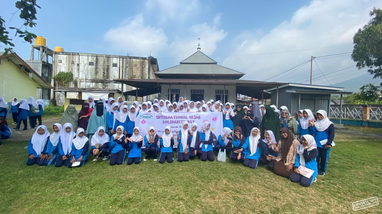 Mushida Maluku Utara Tanamkan Semangat Berhijab Kepada Ratusan Siswi SMPN 3 Ternate